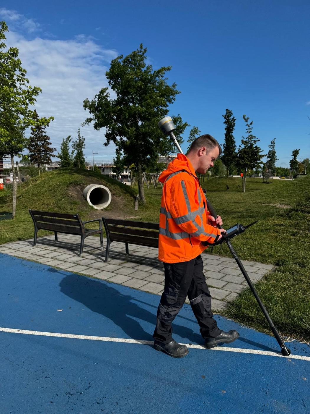 Meting — Inmeten sportcomplex — atletiekbaan en basketbalveld