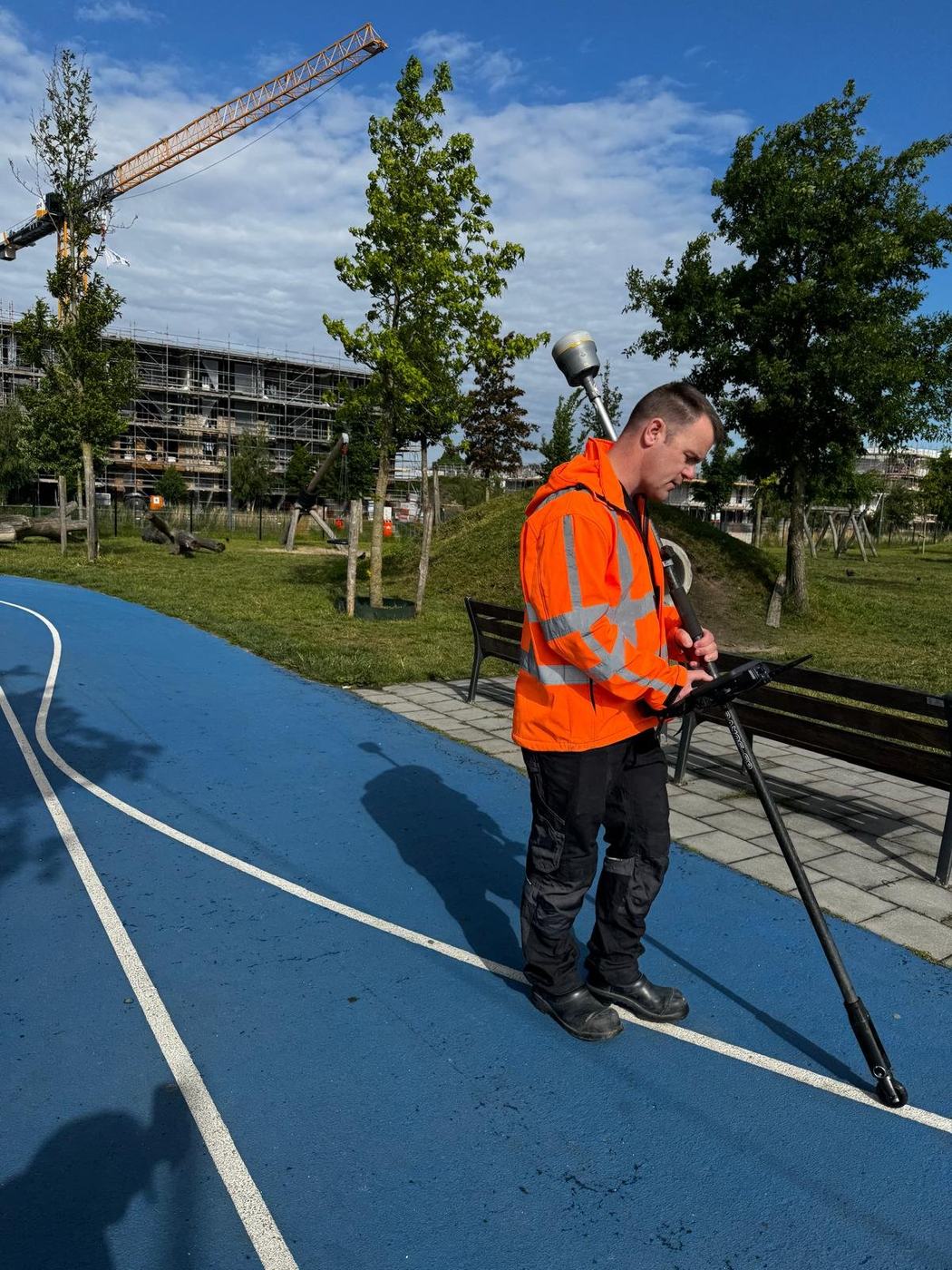 Inmeten sportcomplex — atletiekbaan en basketbalveld