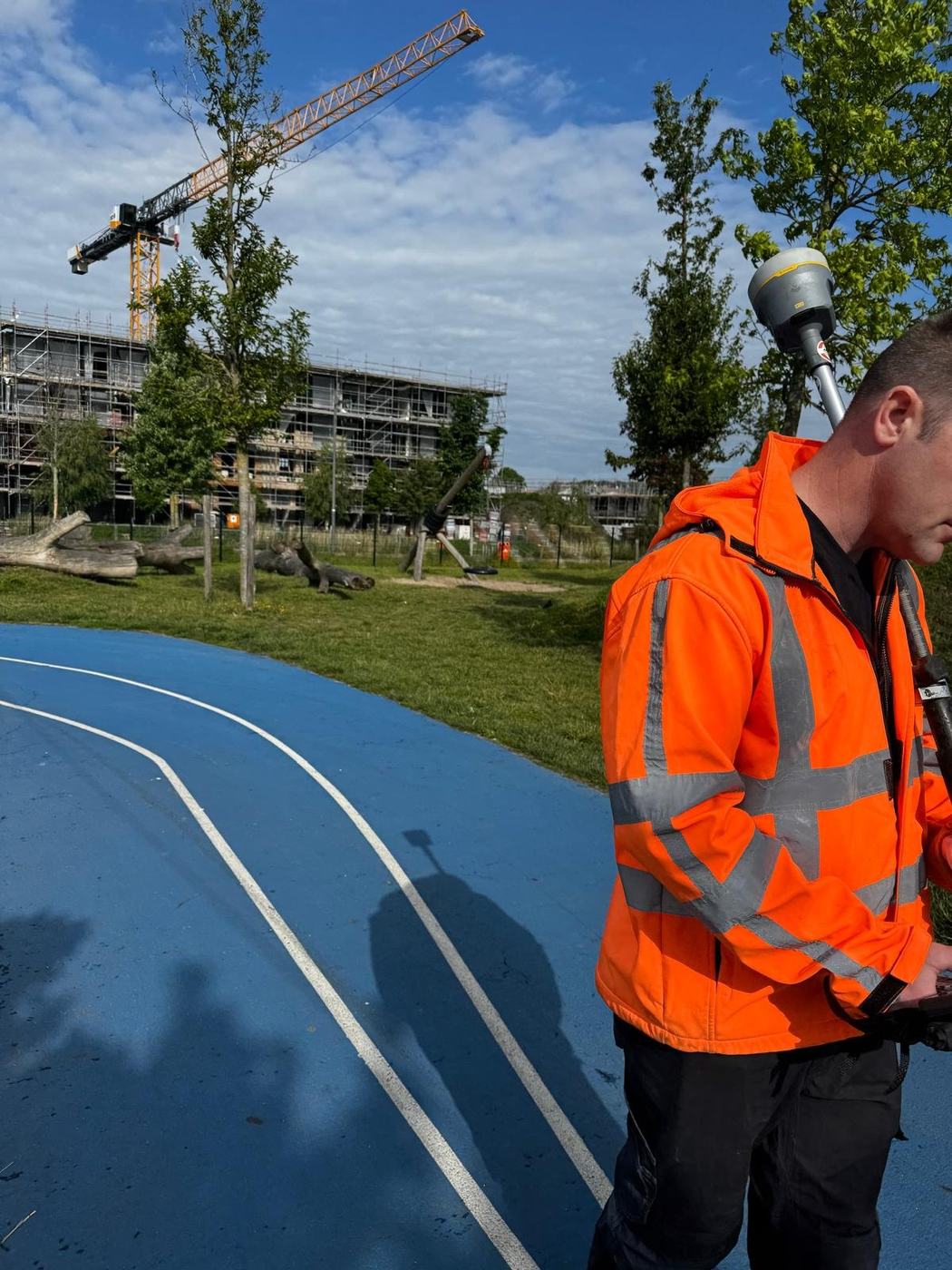 Meting — Inmeten sportcomplex — atletiekbaan en basketbalveld