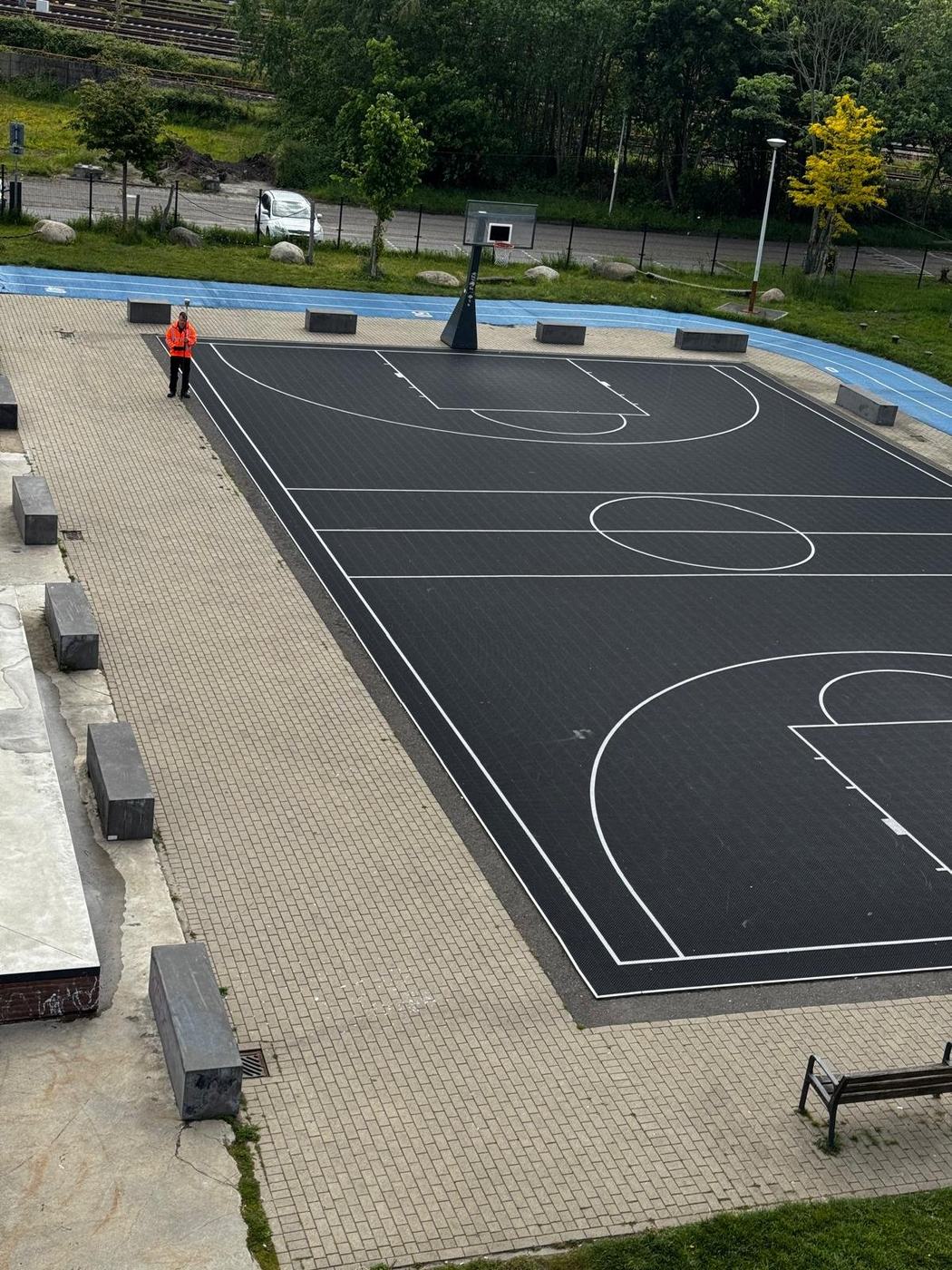 Meting — Inmeten sportcomplex — atletiekbaan en basketbalveld