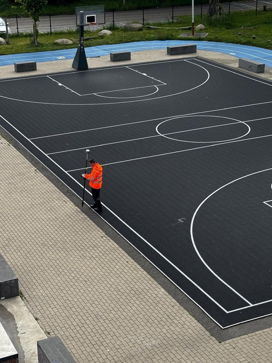 Meting — Inmeten sportcomplex — atletiekbaan en basketbalveld