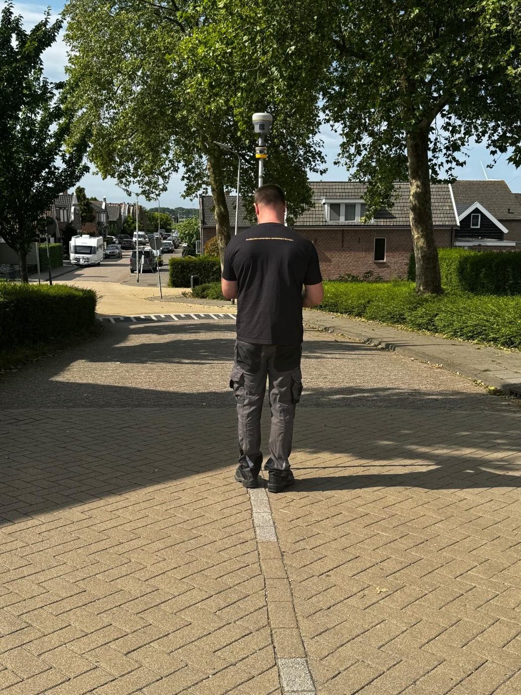 Landmeter met GNSS-rover in het veld